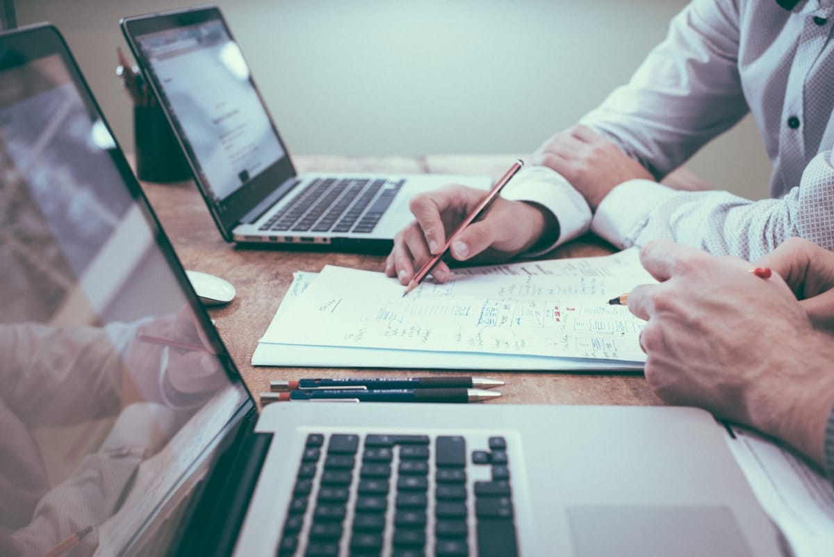economia AI reddito base universale discussione ufficio