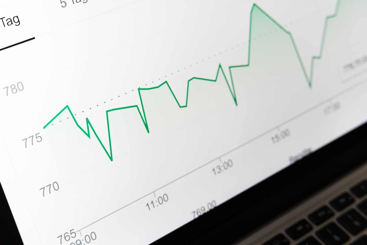 economia AI distribuzione ricchezza analisi dati ufficio