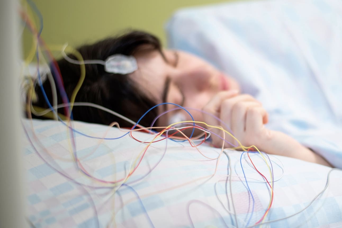 Des chercheurs étudient les effets d'un sommeil réduit et de la prise de drogues dans un laboratoire nocturne.