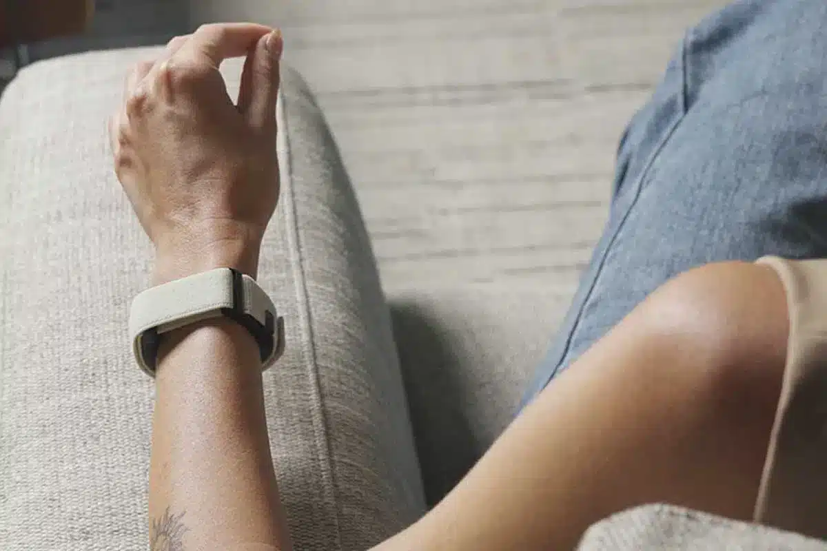 Mudra Link braccialetto neurale in uso su polso durante dimostrazione tecnologica