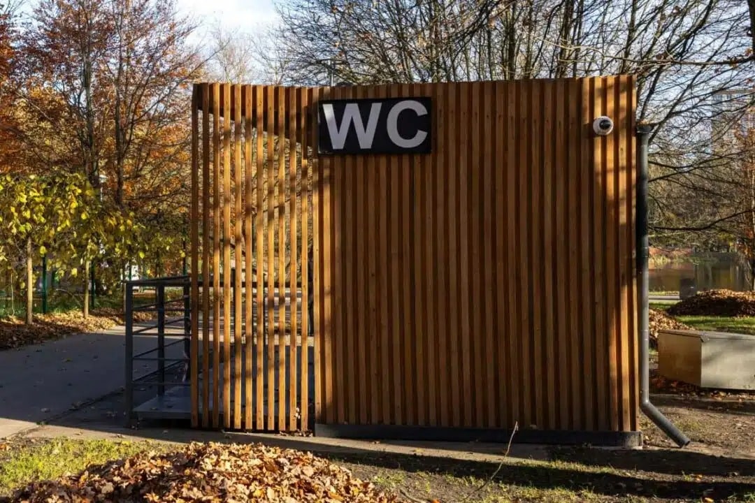 gabinetti pubblici smart con display QR code e distributori automatici