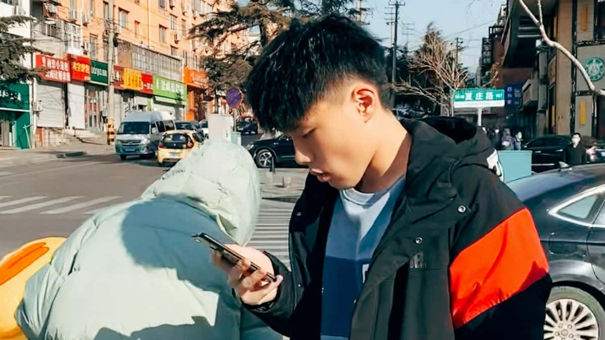 vivere soli uomo guarda smartphone notte solitudine urbana