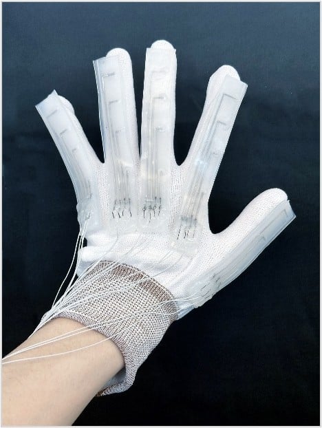 sensori tattili guanto robotico precisione