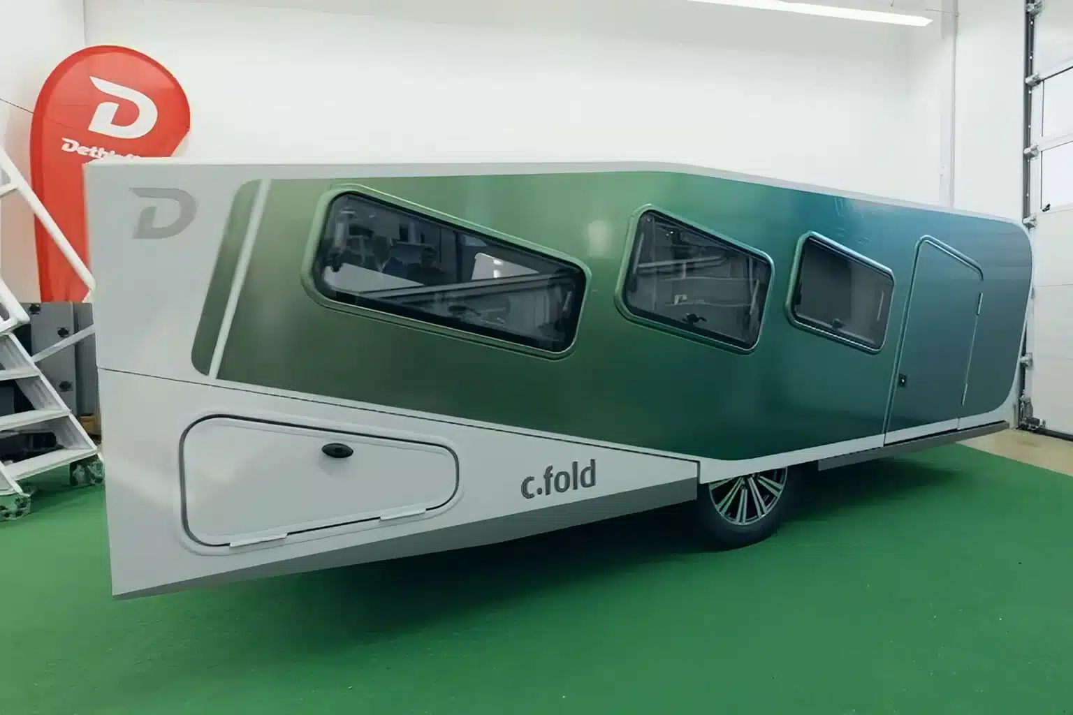 roulotte elettrica compatta con profilo aerodinamico abbassato su strada