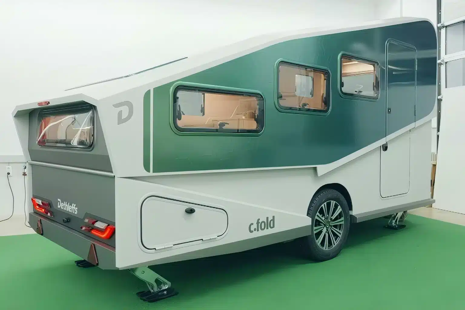 roulotte elettrica interni modulari con bagno estraibile e pannelli solari