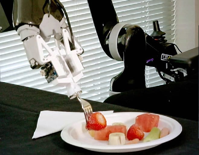 Il robot assistivo ADA infilza una fragola da un'estremità. Può quindi presentare l'estremità opposta alla persona