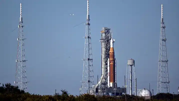 missione Artemis razzo SLS sulla rampa di lancio Kennedy Space Center
