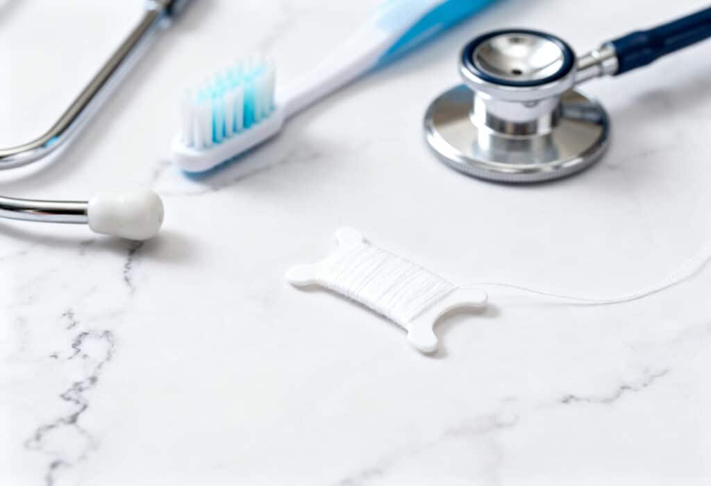 Filo interdentale e stetoscopio prevenzione BRCA1 cancro seno igiene orale