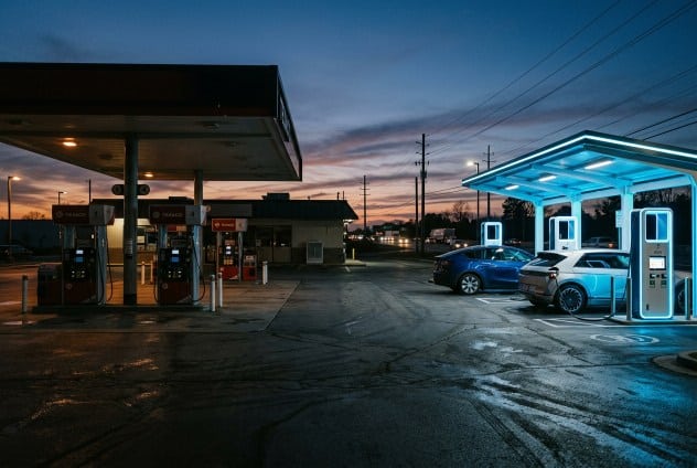 Auto elettriche: ci voleva una guerra per farle vendere?