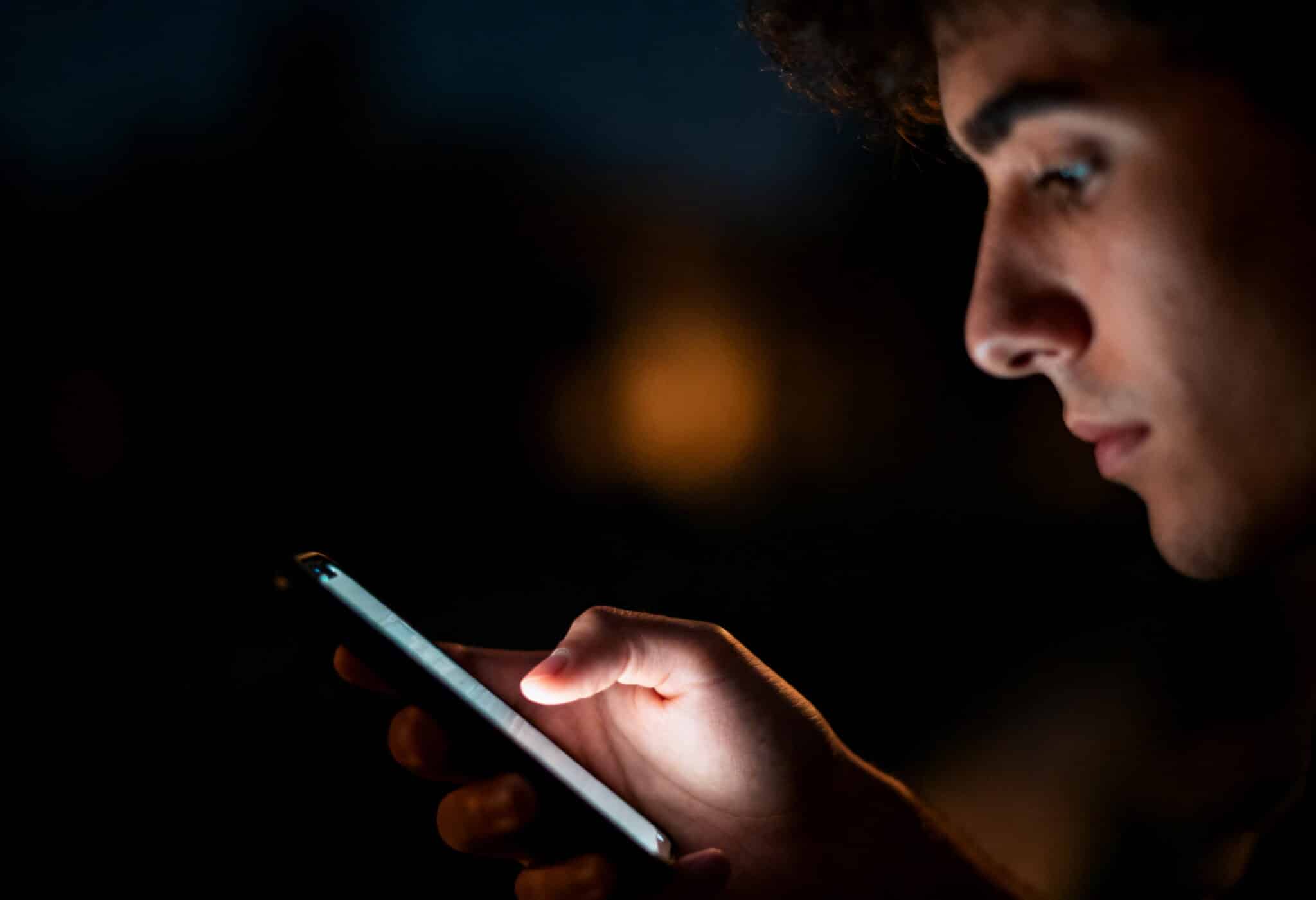 Doomscrolling: perché in italia ci ‘curiamo’ con ciò che ci ammala