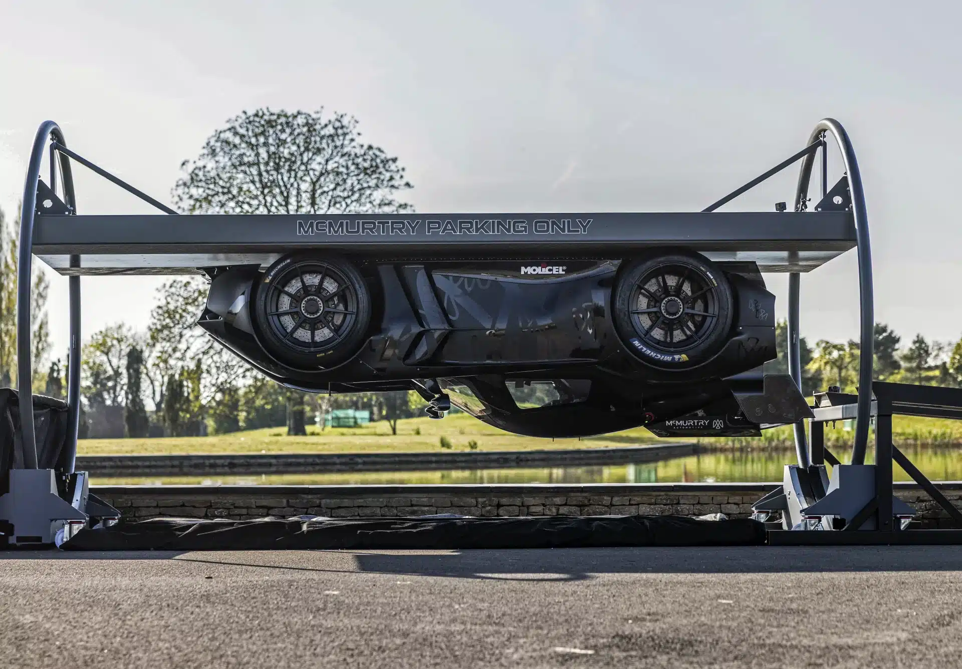 L’hypercar che corre capovolta entra finalmente in produzione