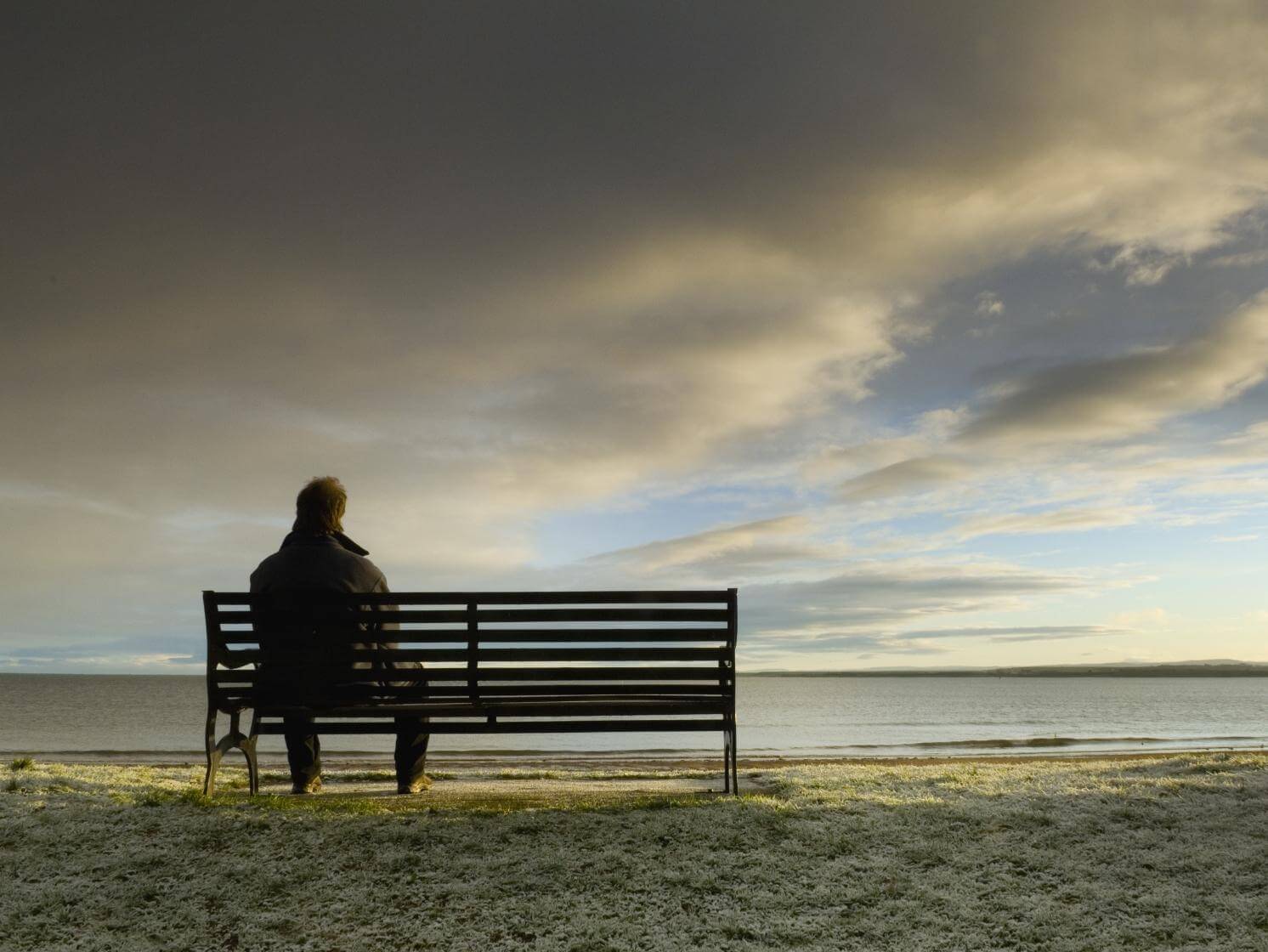La solitudine ruba agli uomini quasi 6 anni (anche senza ansia)