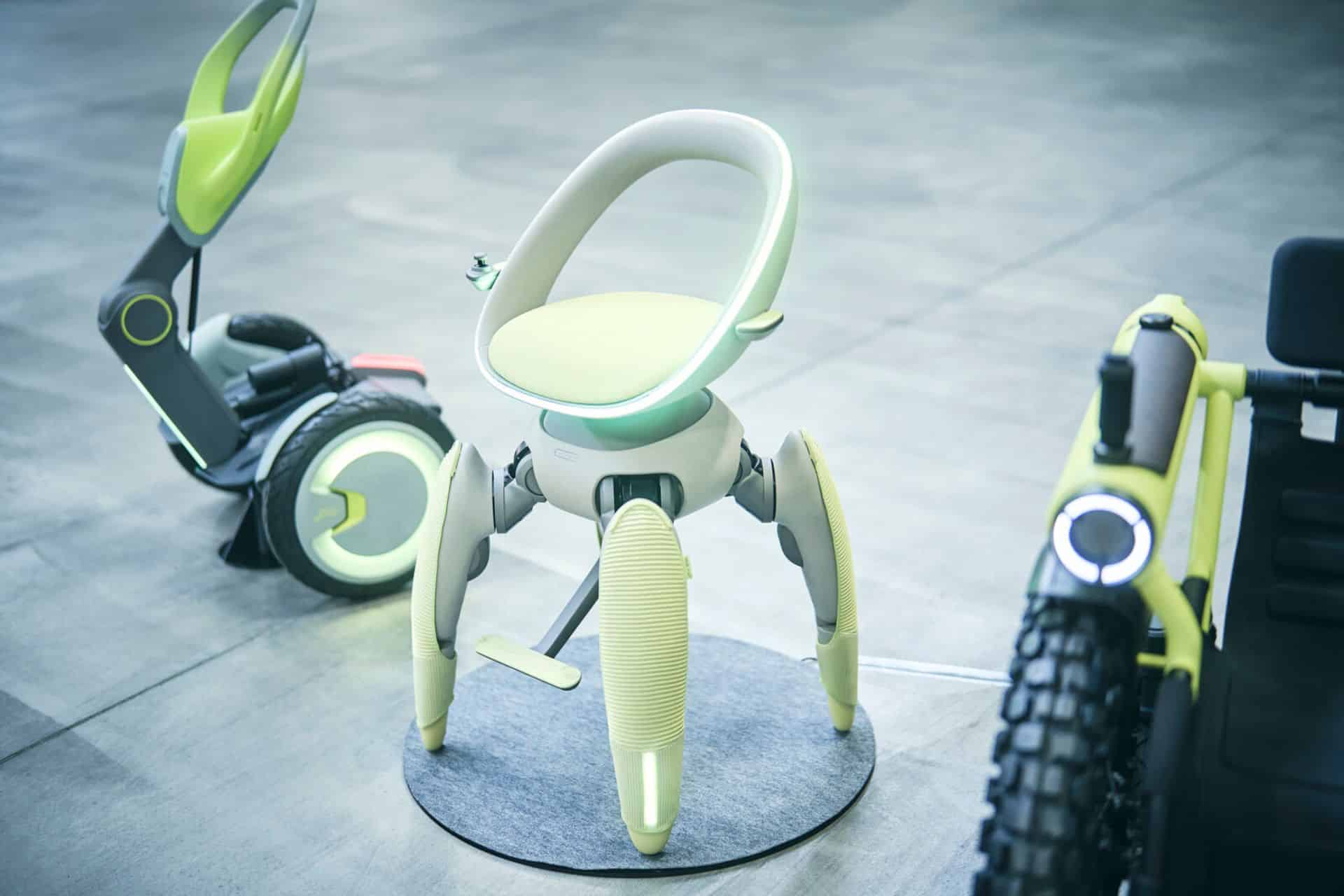 Dettaglio ravvicinato delle quattro gambe robotiche della sedia a rotelle Toyota walk me
