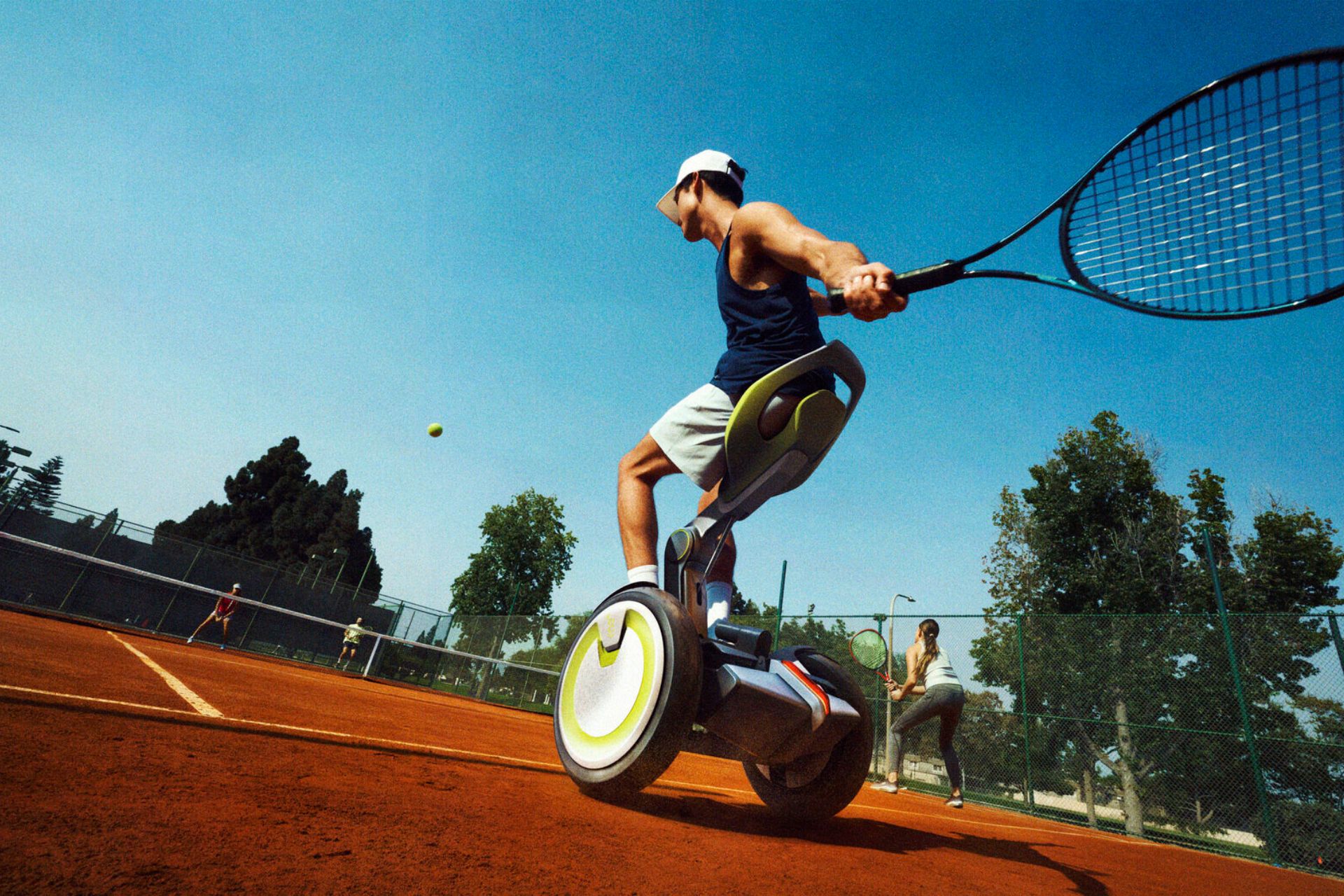 Sedia a rotelle Una persona usa il concept sportivo Toyota boost me giocando con le mani libere