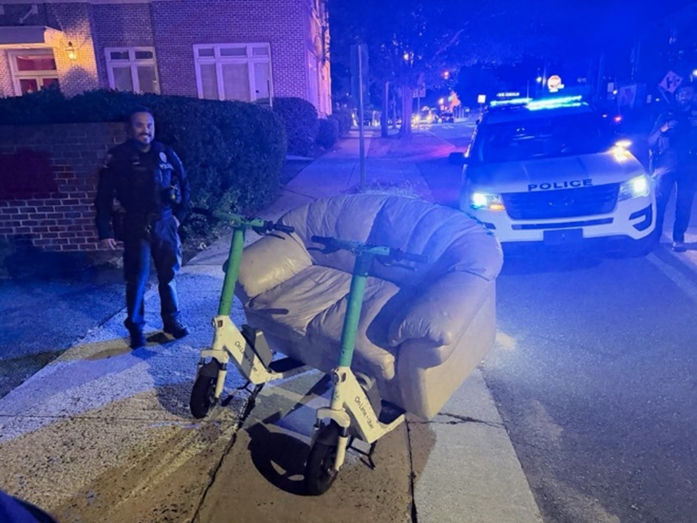 Due uomini fermati dalla polizia su un divano elettrico a Charlotte