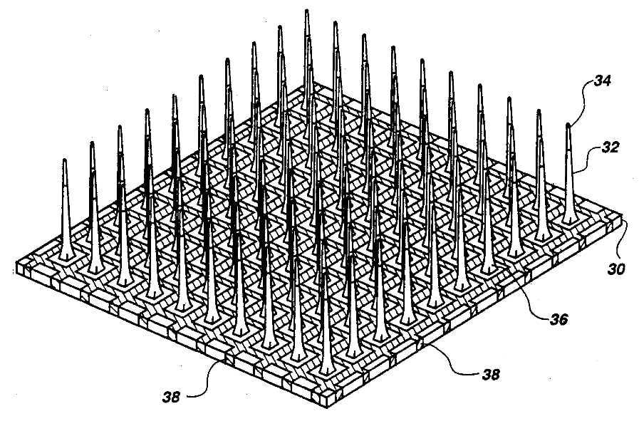 Disegno dell'array di elettrodi Utah, un impianto cerebrale del tipo che Kurzweil indica come primo passo della fusione