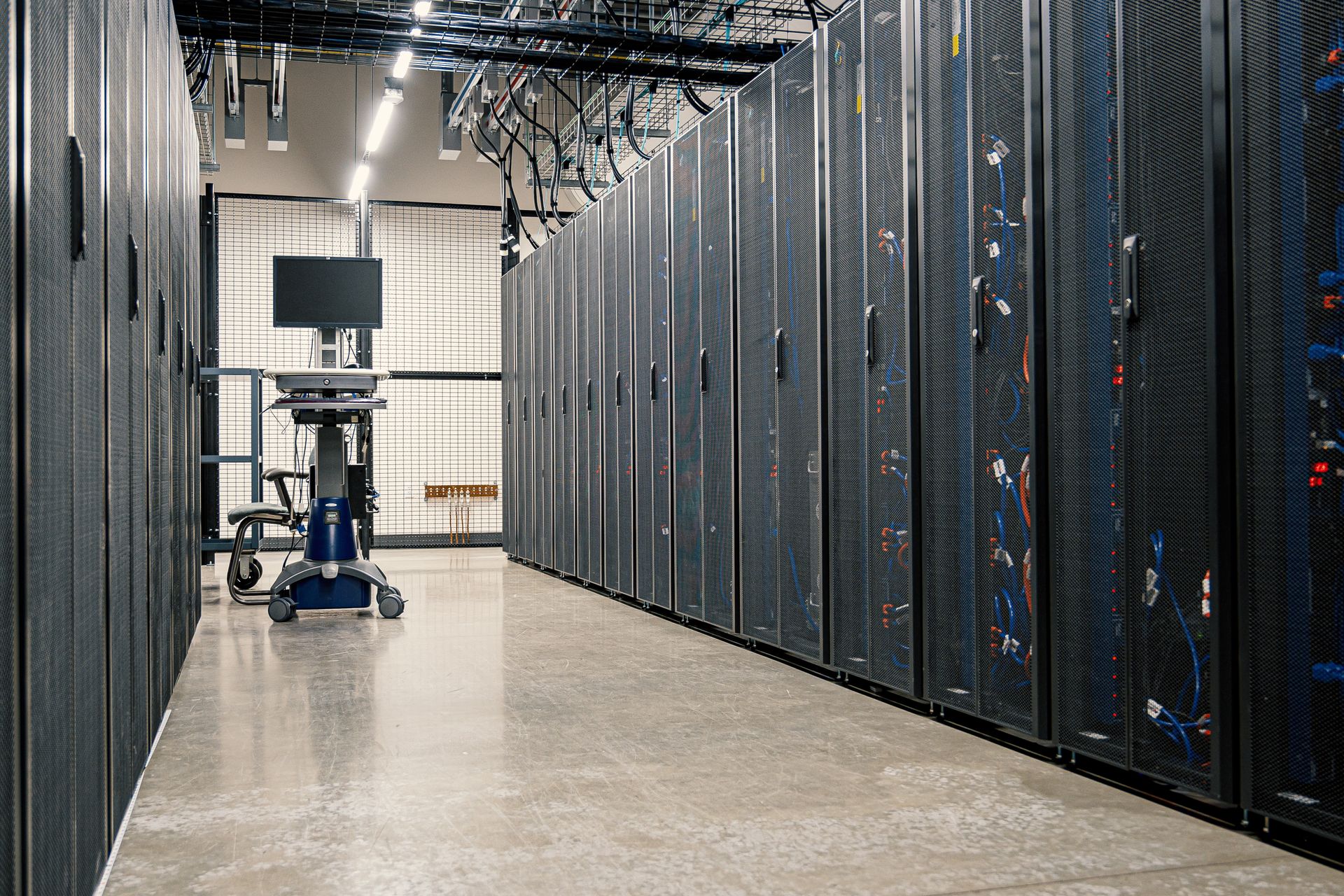 Armadi di server in un data center, l’infrastruttura che Arundhati Roy paragona al corpo di un Ciclope