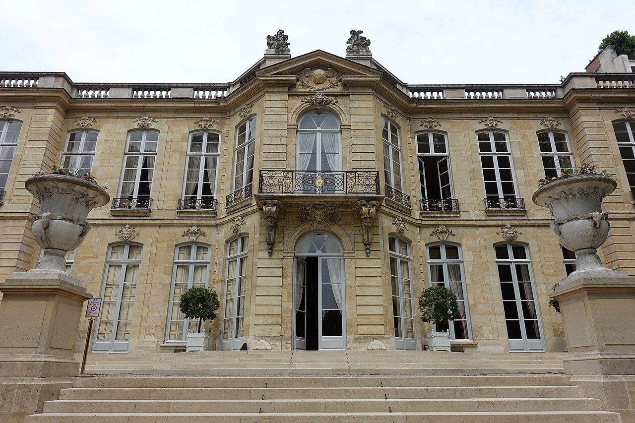 Il giardino dell'Hôtel de Matignon a Parigi, sede del primo ministro francese, protagonista della vicenda del blackout dei social
