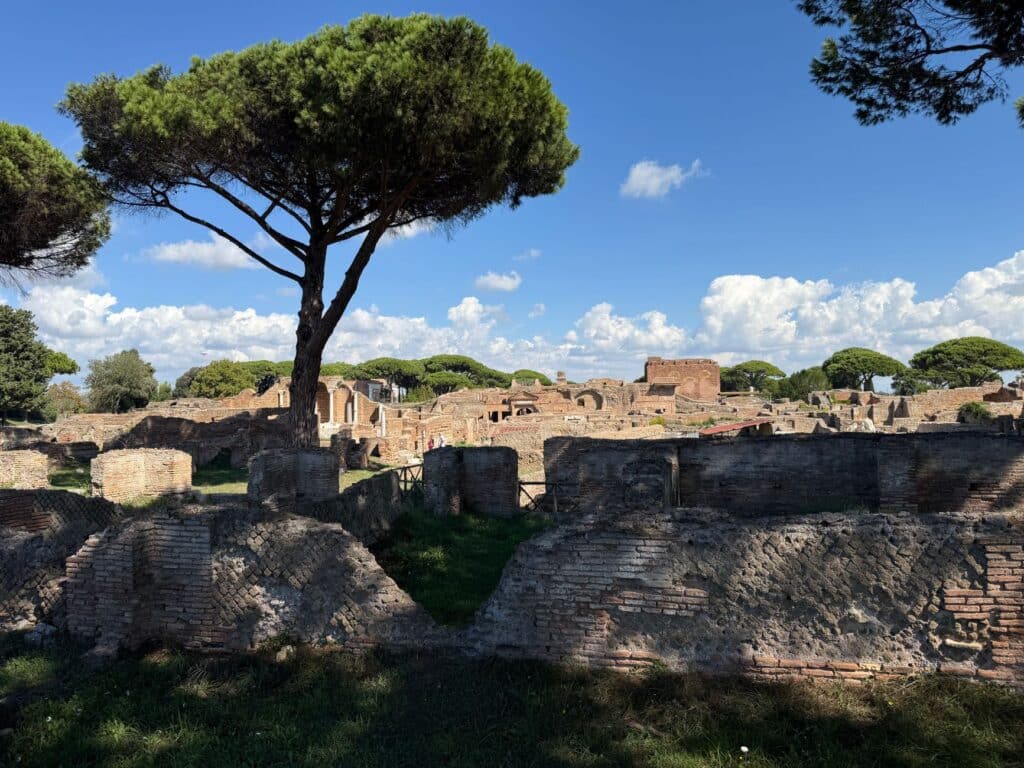 Rovine di Ostia Antica, il porto di Roma dove restano resti di condominio antico