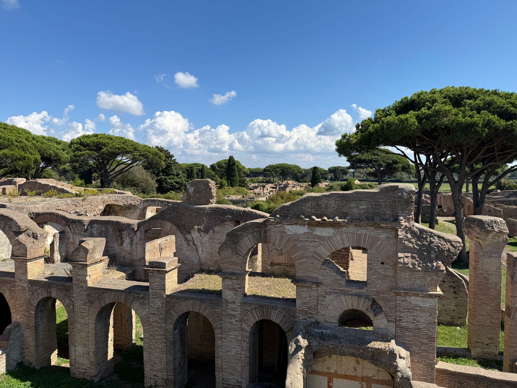 Mura in laterizio di Ostia Antica, esempio di condominio romano conservato