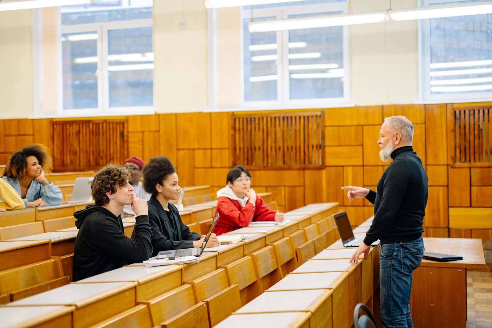 Un docente parla a una classe in un'aula universitaria: la cultura condivisa degli studenti non basta più per gli esempi