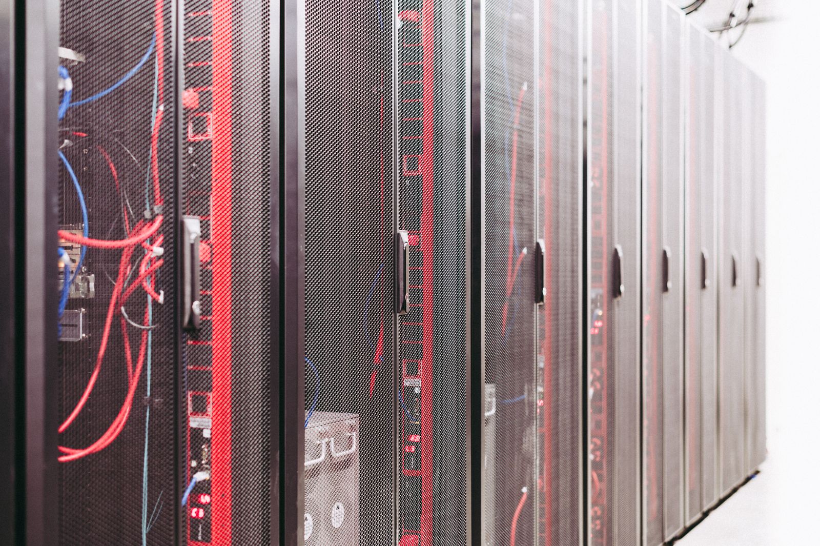 Rack di server in un data center, dove gli inverter industriali potrebbero liberare corrente per la crescita dei consumi