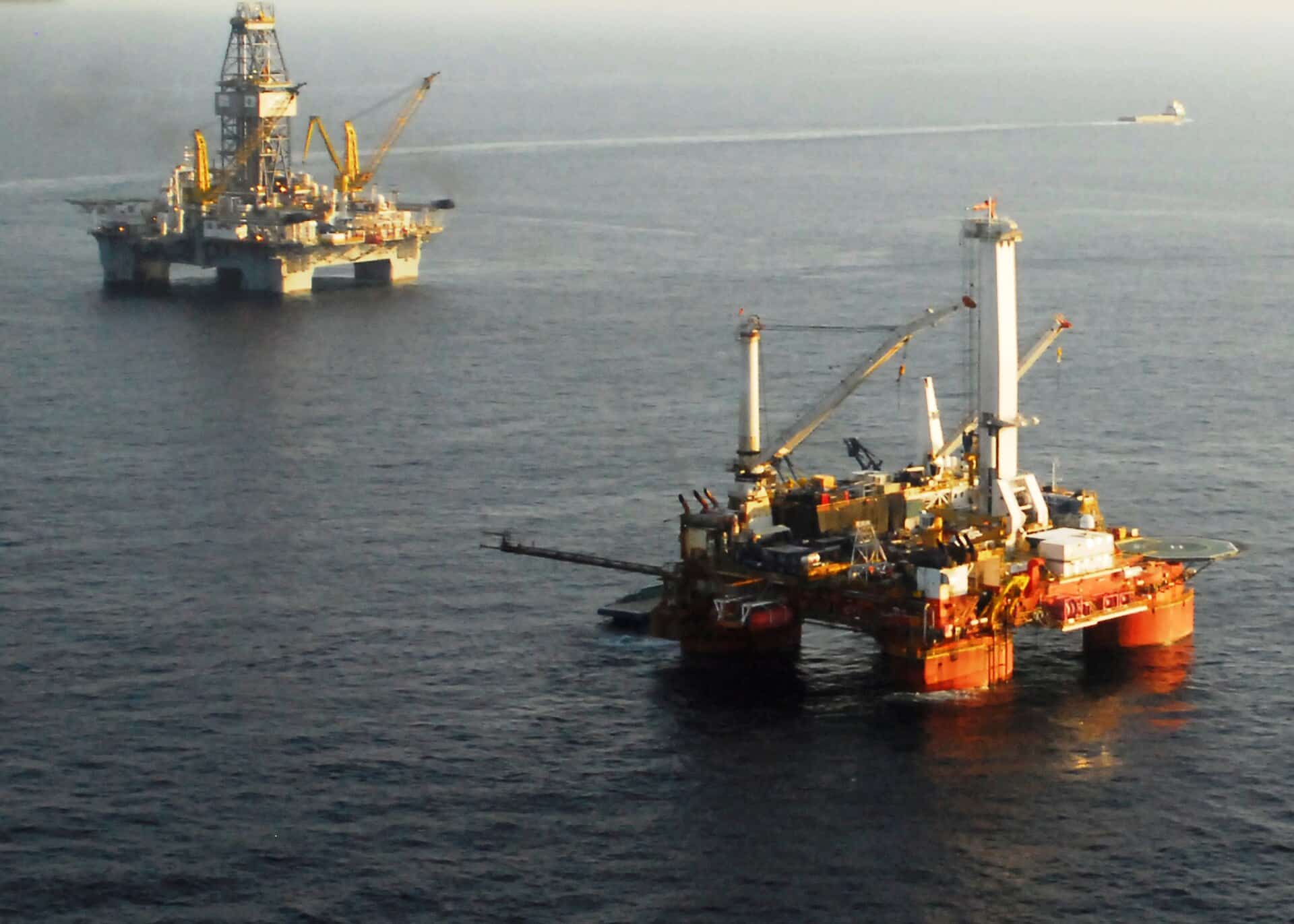 2 piattaforme che perforano un pozzo di soccorso nel Golfo del Messico, sopra l'oceano profondo colpito dal disastro Deepwater Horizon