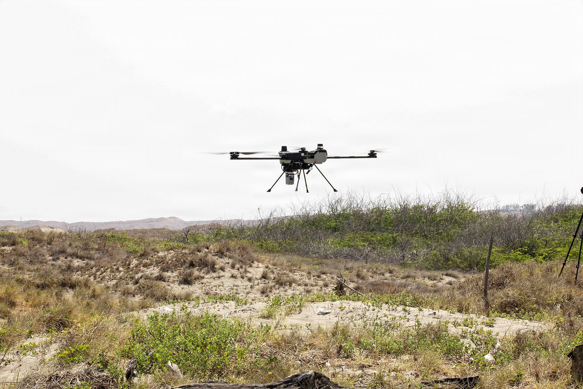 Il drone cargo della BAE ora abbatte altri droni con razzi laser