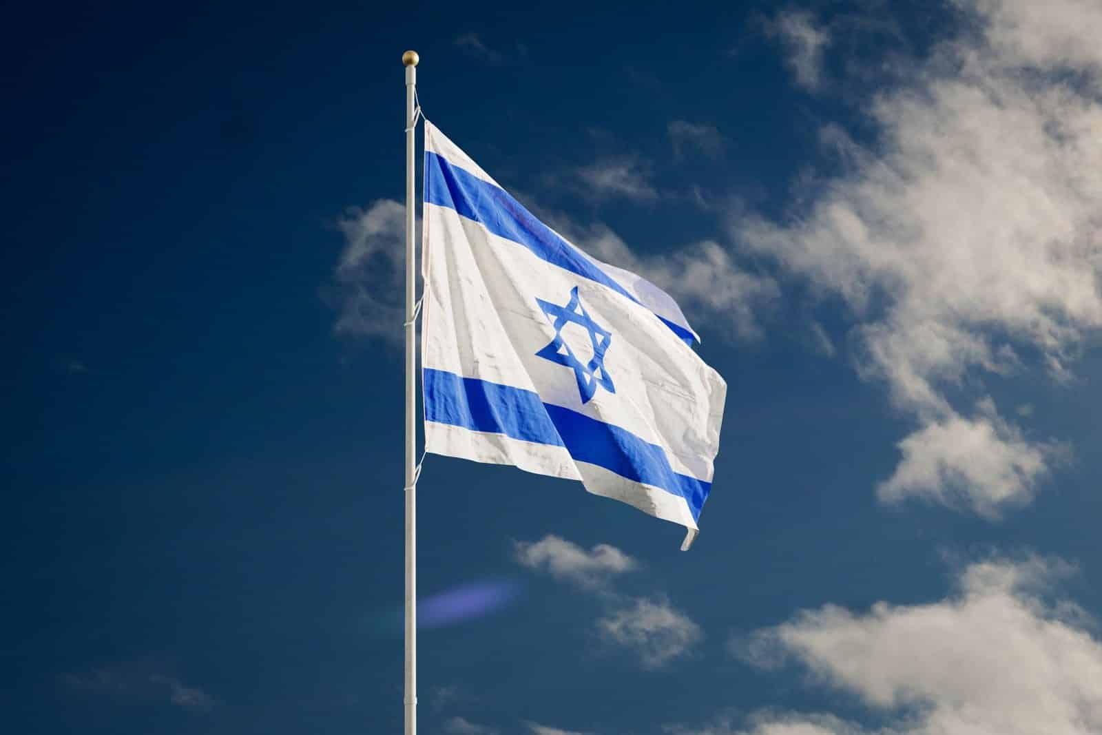 Elezioni in Israele: la bandiera israeliana su un'asta contro il cielo azzurro