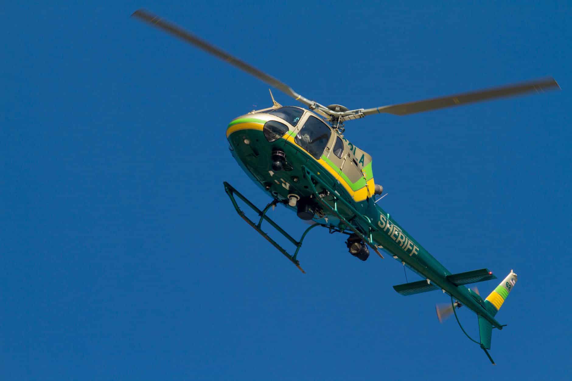 Elicottero di pattuglia dello sceriffo di Los Angeles in volo: la polizia volante tradizionale ha la torretta ottica sotto il muso