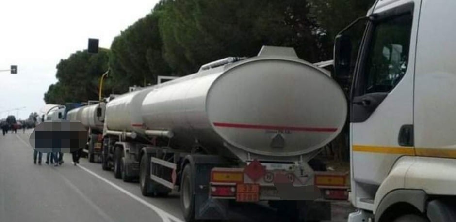 Autocisterne in fila sulla strada: i distributori a secco del Sud aspettano il carburante