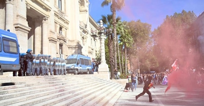 Polizia e fumogeni davanti al ministero dell'Istruzione a Roma: gli studenti tra le proteste in Italia