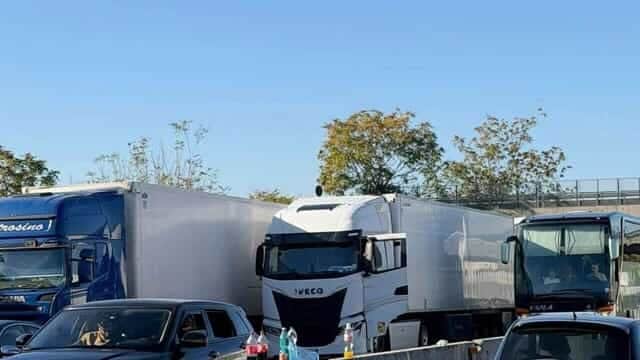 Tir fermi in coda tra auto e pullman: le proteste in Italia degli autotrasportatori