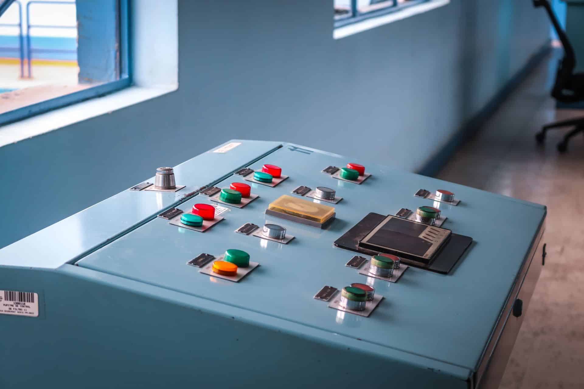 Pannello di controllo industriale con pulsanti: immagine d'archivio sui controller dei frigoriferi hackerati