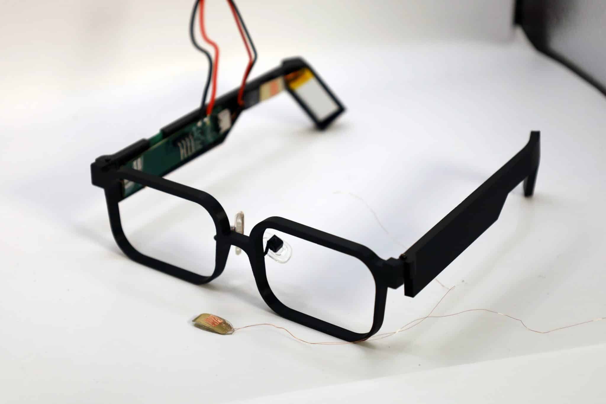 Gli occhiali Usa che trasformano un battito di ciglia in elettricità