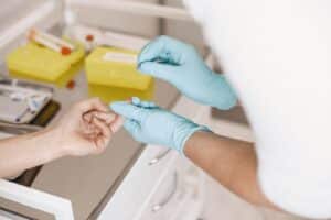 Addio laboratorio: una manovella rivela il gruppo sanguigno in 1 minuto