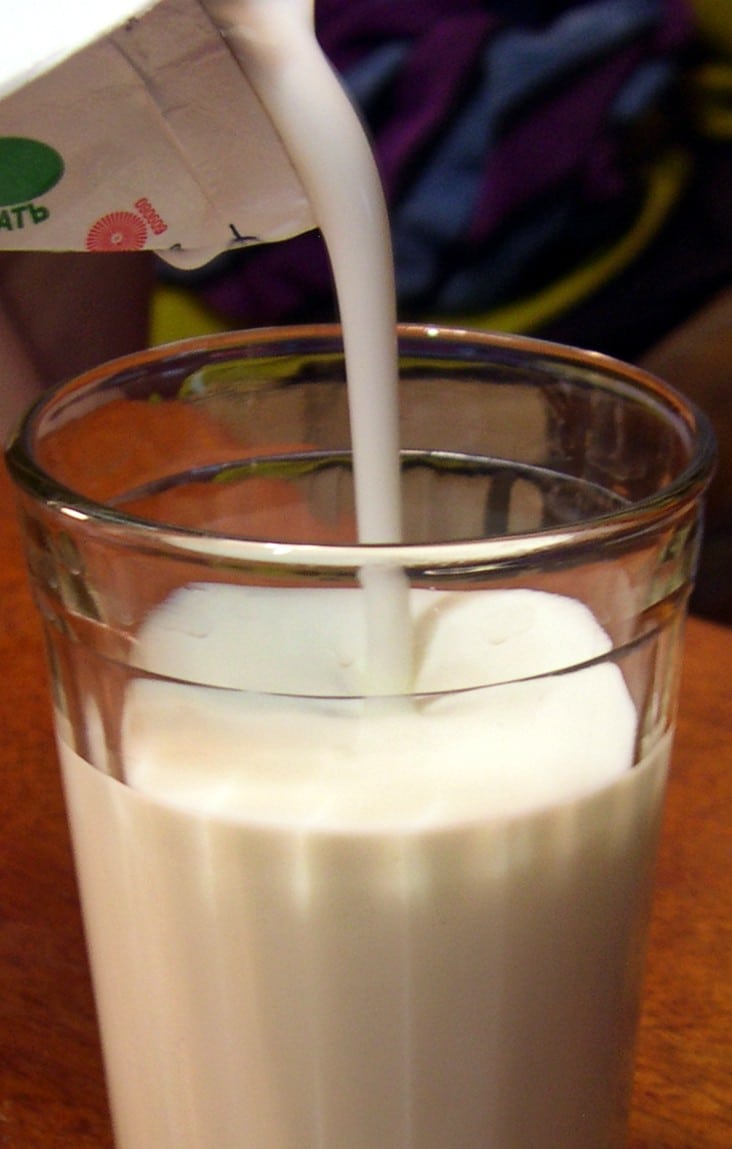 Kefir versato in un bicchiere di vetro