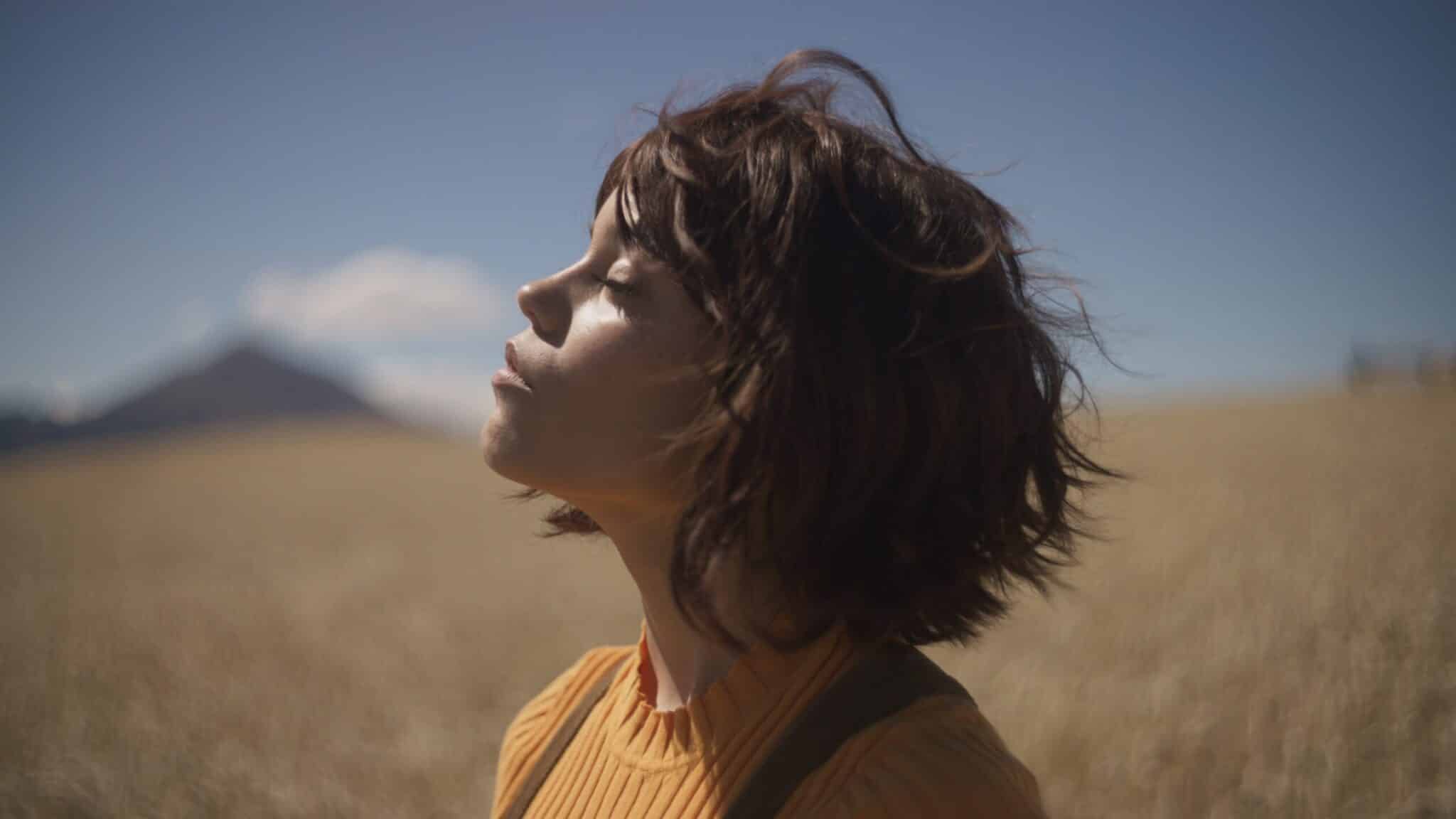 Klara e il Sole arriva in sala: l'AI fa l'amica, e noi?