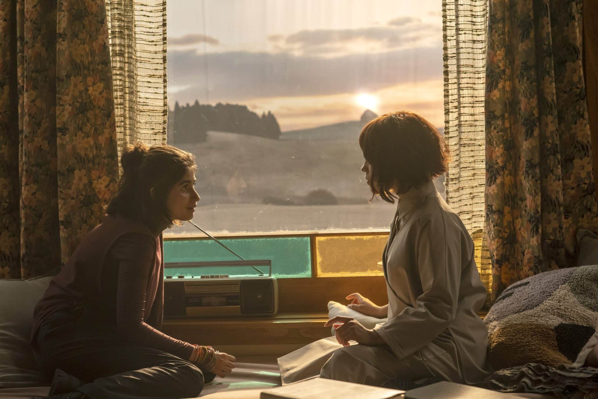 Mia Tharia e Jenna Ortega, Josie e Klara, nel film Klara e il Sole