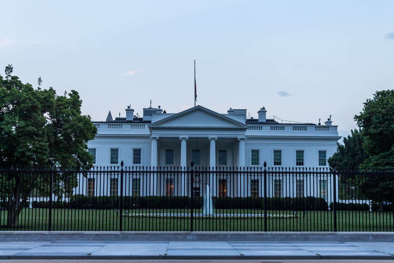 La Casa Bianca a Washington, sede del confronto tra governo e lobby dell'IA