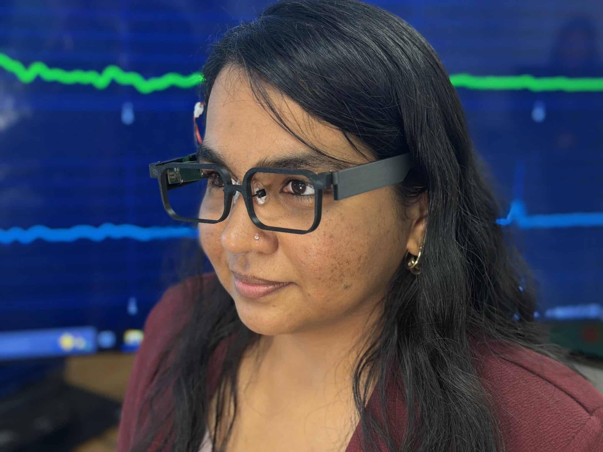 Nivedita Arora con gli occhiali GlassTENG, che leggono i battiti di ciglia e i movimenti della mascella con i sensori sulla montatura