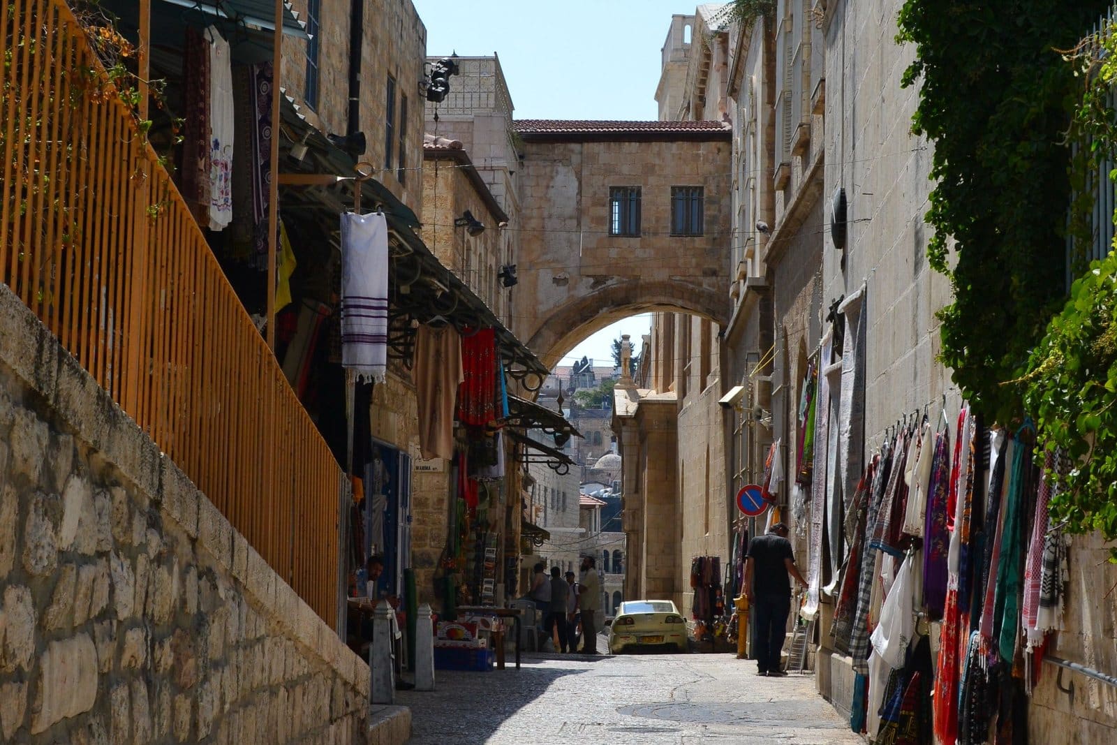 Partiti arabi e voto: bancarelle in una strada della Città vecchia di Gerusalemme
