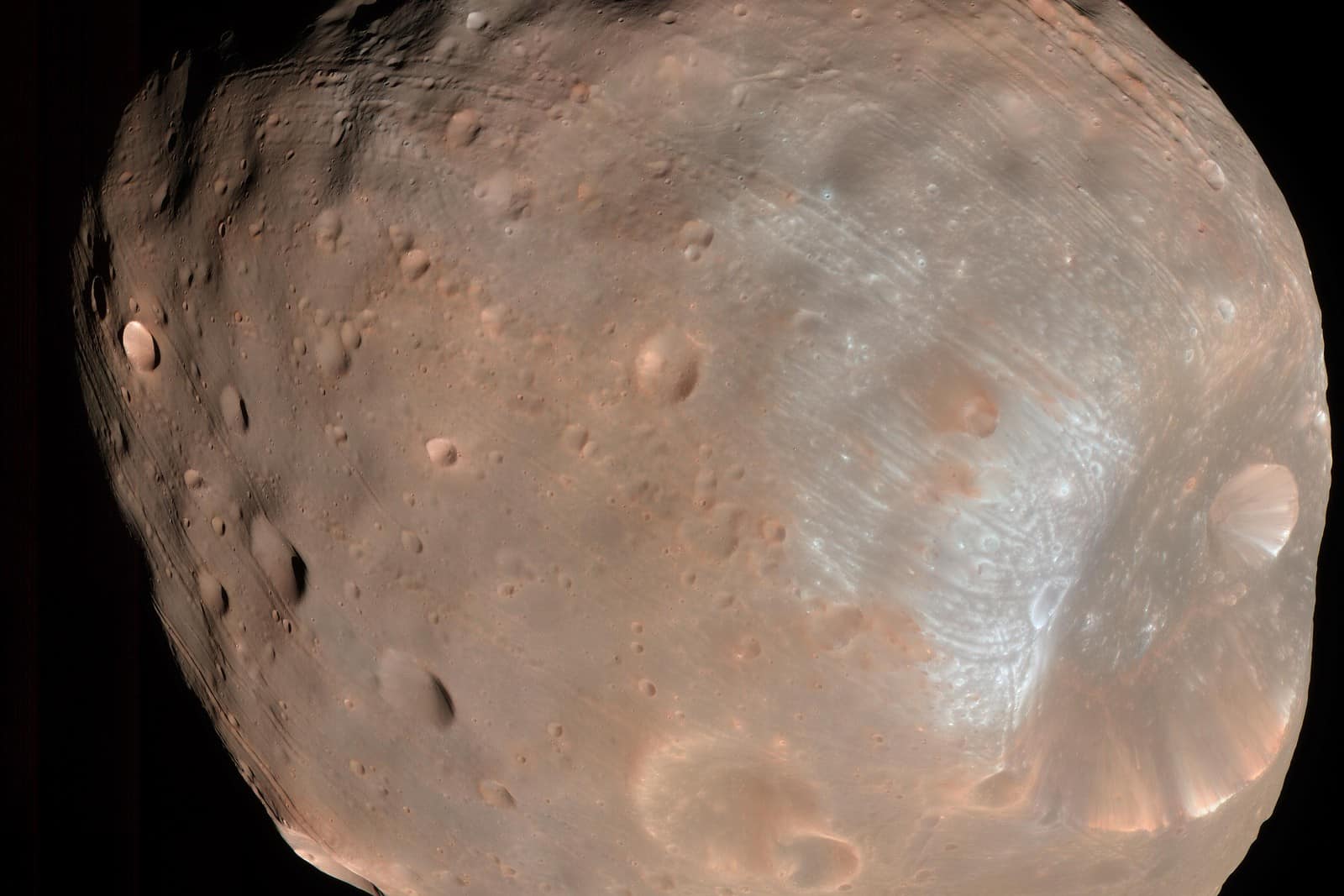 Phobos, luna di Marte, con il cratere Stickney sulla destra, fotografata dalla sonda NASA Mars Reconnaissance Orbiter