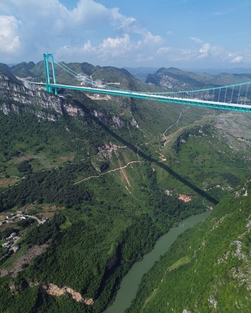 L'ombra del ponte di Huajiang proiettata sul fianco del canyon del Beipan