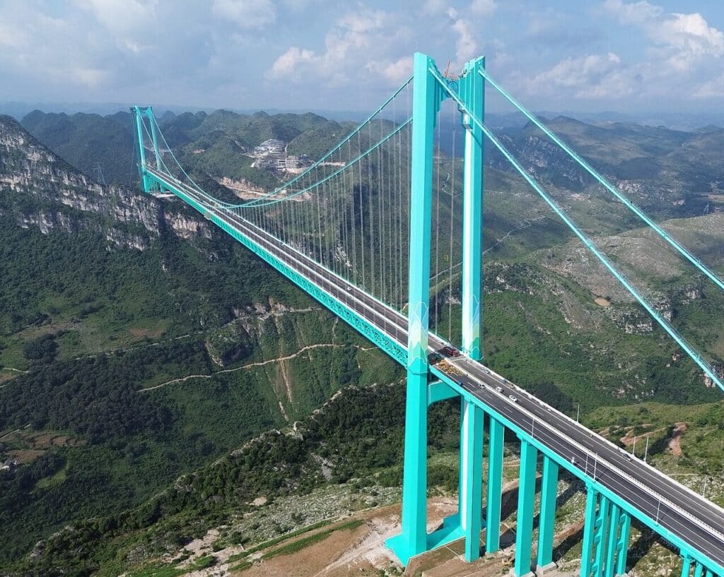 Una delle torri del ponte di Huajiang e l'impalcato con le corsie per le auto