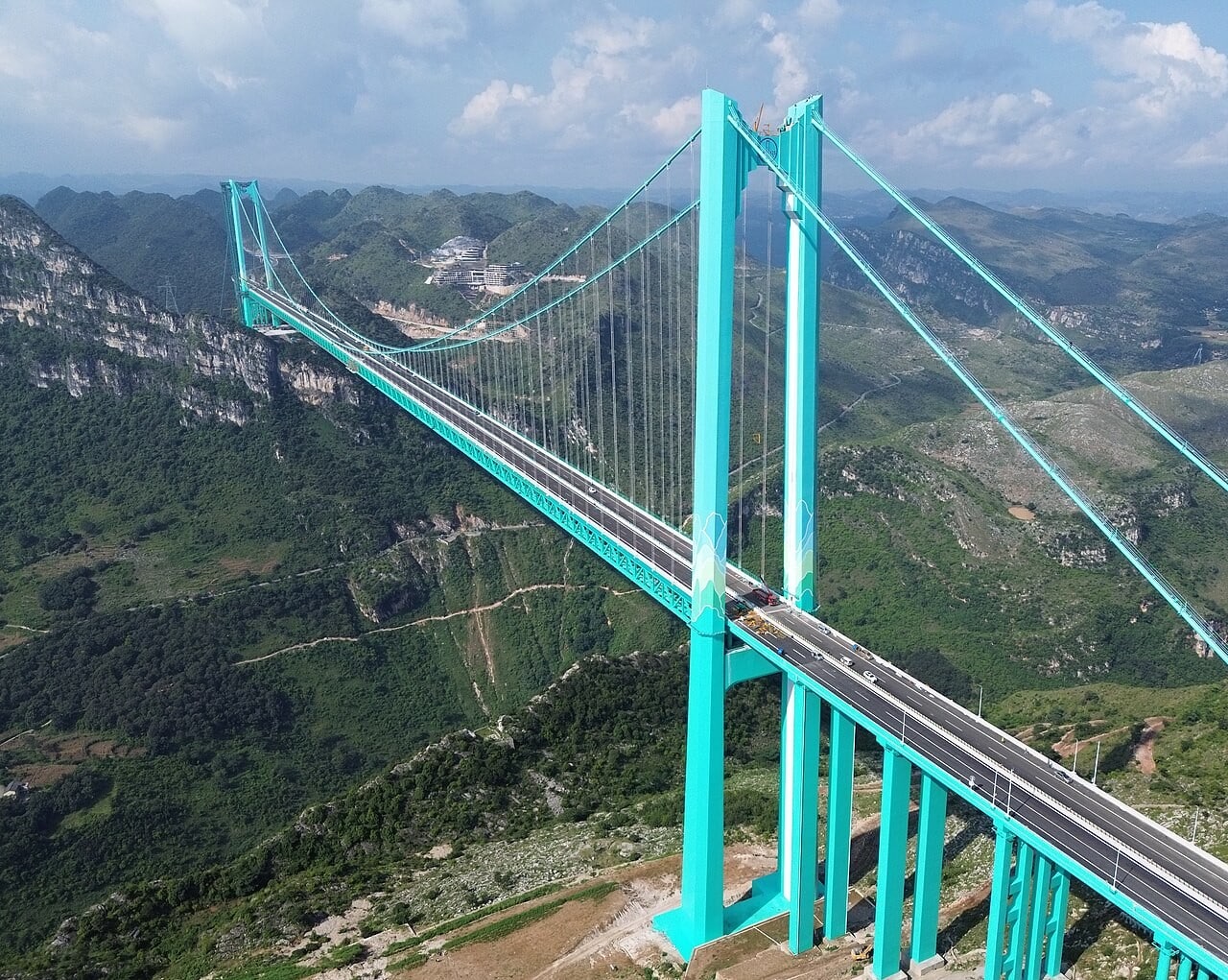Una delle torri del ponte di Huajiang e l'impalcato con le corsie per le auto