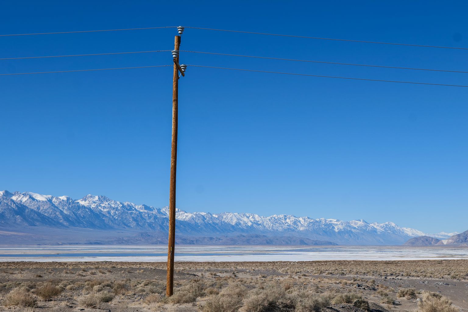 Palo di legno con i fili del telegrafo in un paesaggio desertico: serve un filo perché il primo fax viaggi