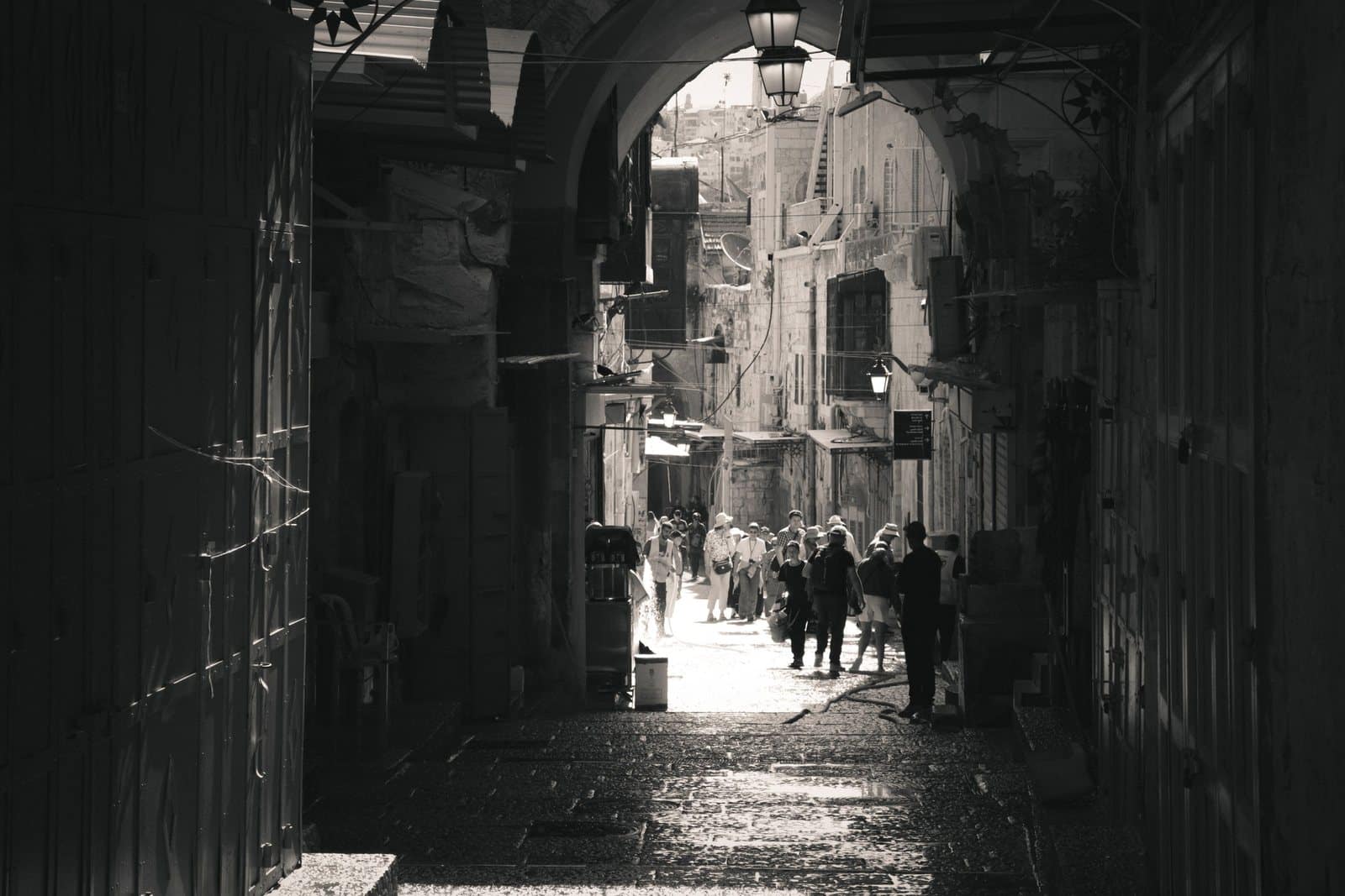 Questione palestinese: un passaggio ad arco nella Città vecchia di Gerusalemme, in bianco e nero