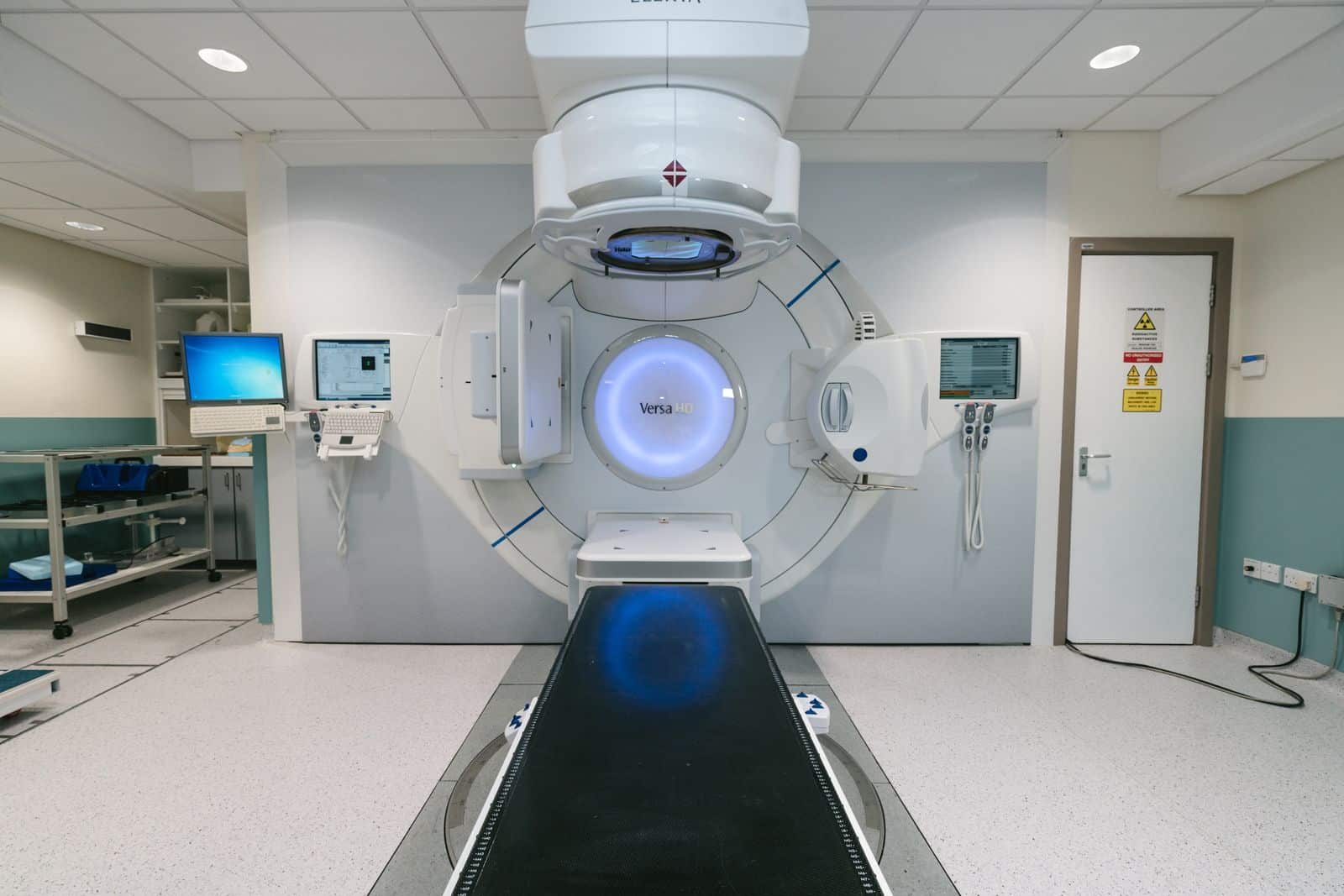 Sala di radioterapia di un ospedale, dove si scattano le foto di riferimento usate da FaceAge per stimare l'età biologica dal selfie dei pazienti
