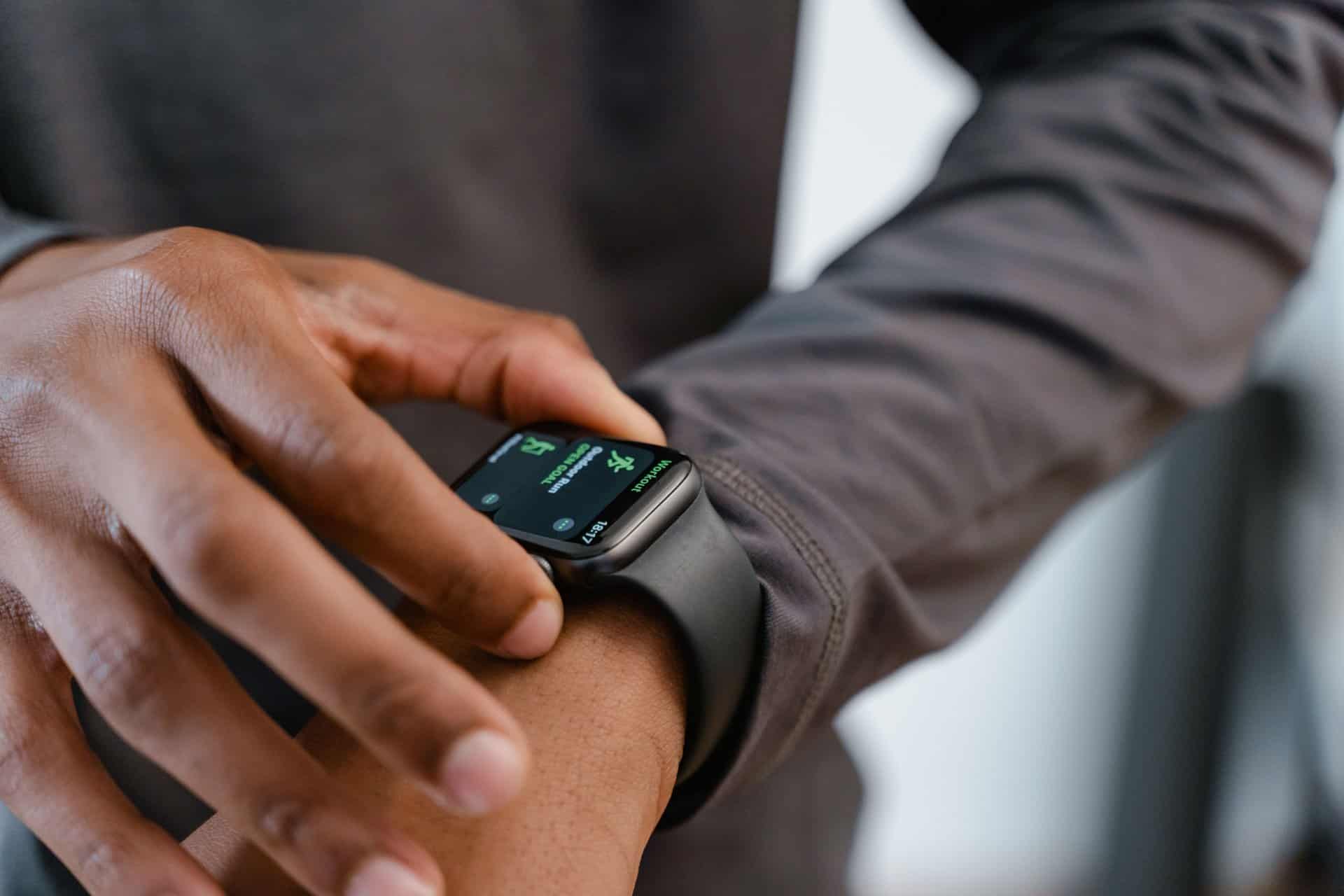 Smartwatch al polso che misura il sonno: dai suoi movimenti si stimano le fasi dei sogni
